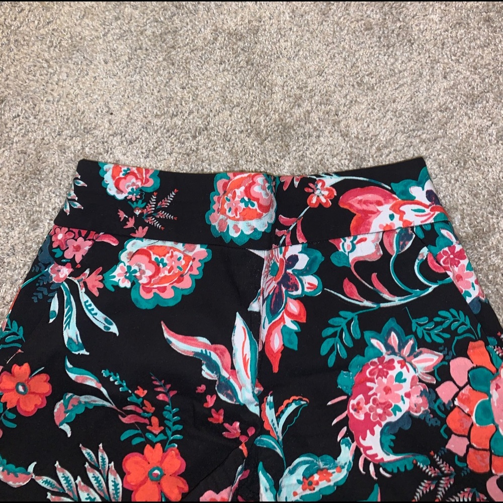 New York & Company Stretch Black & Red High Wist shorts size XS - Picture 4 of 8
